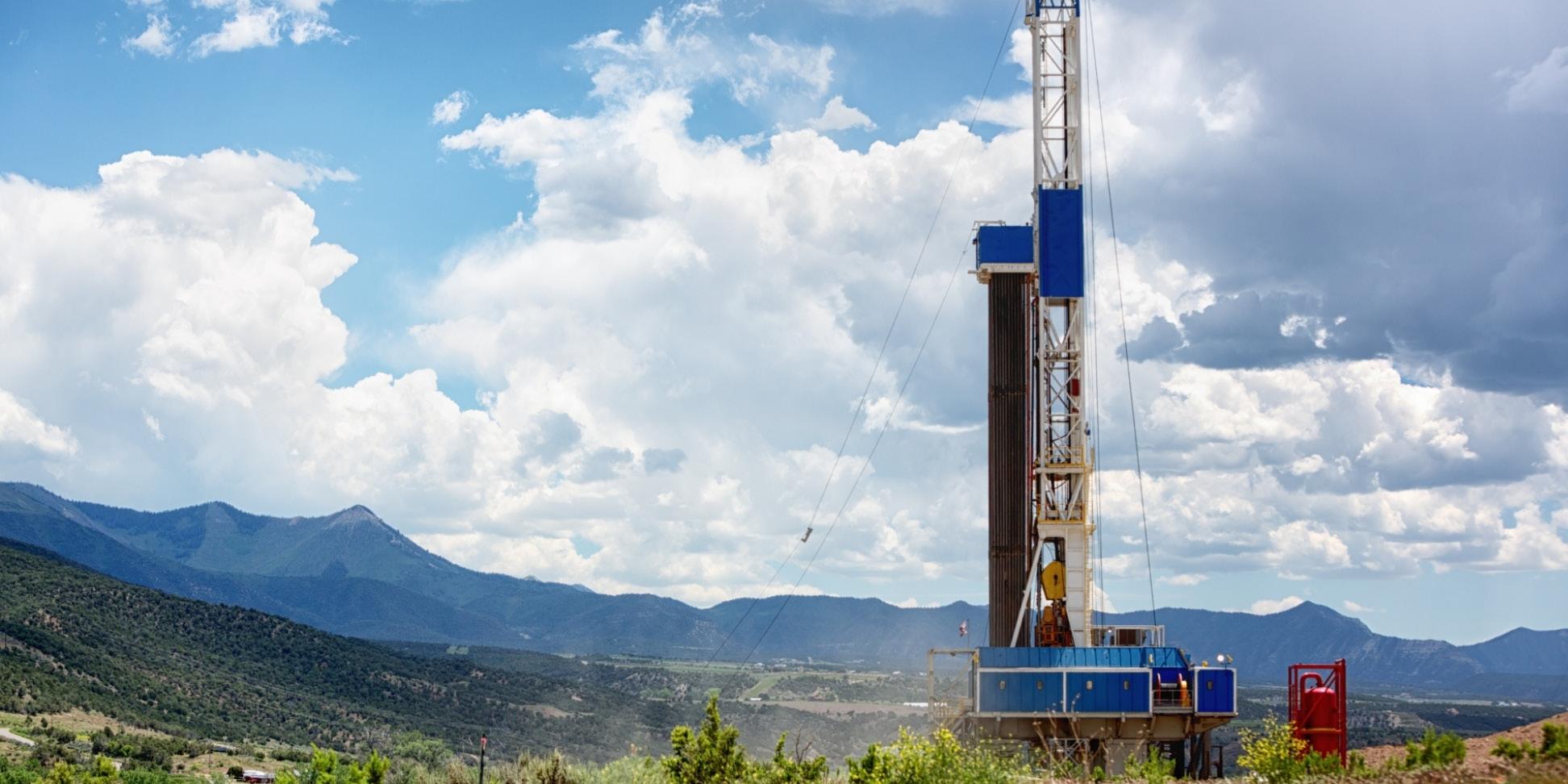 Battery of pumping trucks for hydraulic fracturing (Fracking)